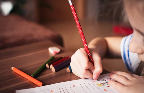افزایش تمرکز کودک از جمله مزایای نوشتن با مداد است.