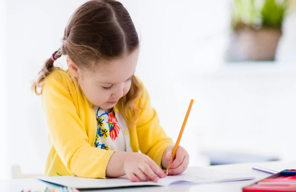 تقویت مهارت های خواندن از جمله مزایای نوشتن با مداد است.